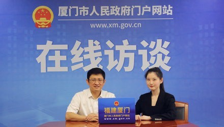 嘉宾与主持人交流.jpg