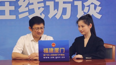 嘉宾查看网友问题.jpg